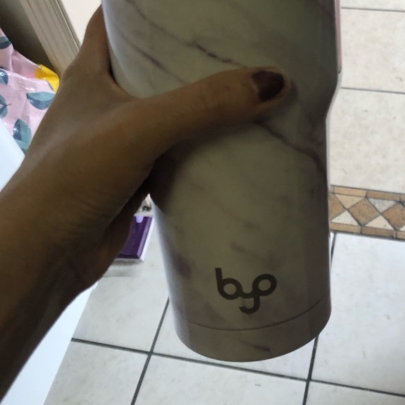 EUC huge hydro flask - Picture 4 of 9